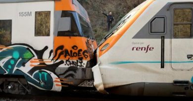 Decenas de heridos leves tras el choque de dos trenes de cercanías en Cataluña