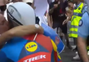 Multan a un ciclista por besar a su esposa en el Tour de Francia