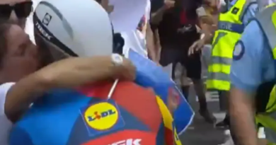 Multan a un ciclista por besar a su esposa en el Tour de Francia