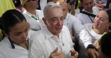 El expresidente Álvaro Uribe recibe la boleta de libertad y convoca a un primer acto público en Colombia