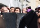 Javier Milei es evacuado de un acto electoral por incidentes con los manifestantes opositores