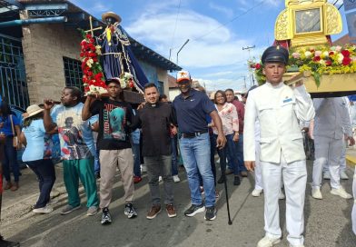 Alcalde Yonys González y devotos sucrenses recibieron a la Patrona de los zulianos en Bobures Alcalde Yonys González y devotos sucrenses recibieron a la Patrona de los zulianos en Bobures