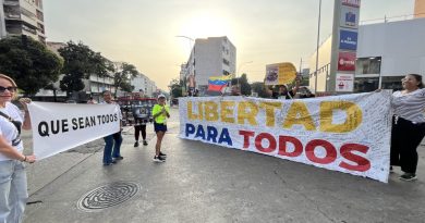 «Libertad para todos»: Familiares de presos políticos desplegaron pancartas durante el Maratón CAF en Caracas
