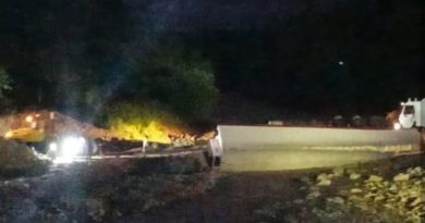 Volcó gandola llena de carne en el paso del río arenoso en la panamericana