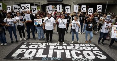 Excarcelan a tres expolicías de Caracas, los presos políticos más antiguos de Venezuela, dice la ONG Foro Penal Excarcelan a tres expolicías de Caracas, los presos políticos más antiguos de Venezuela, dice la ONG Foro Penal