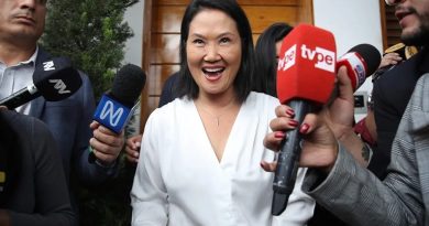 Fujimori vuelve a situarse por delante de Sánchez en la recta final del escrutinio en Perú Fujimori vuelve a situarse por delante de Sánchez en la recta final del escrutinio en Perú